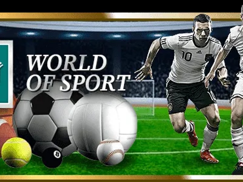 Sân bóng rổ với cầu thủ đang ném bóng